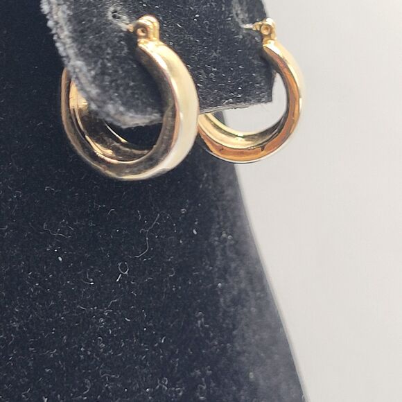 Gorgeous Surgical Steel Gold Tone Hoop Earrings 0.75in - Picture 3 of 6